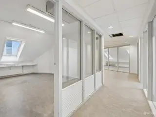 Rummeligt lejemål med mange anvendelsesmuligheder