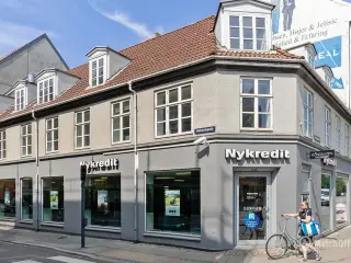 Spændende ejendom med stor synlighed med mulighed for etablering af klinik/kontor