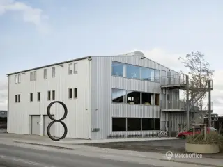 Kontor- lager- og produktionslejemål med to porte i gadeniveau.