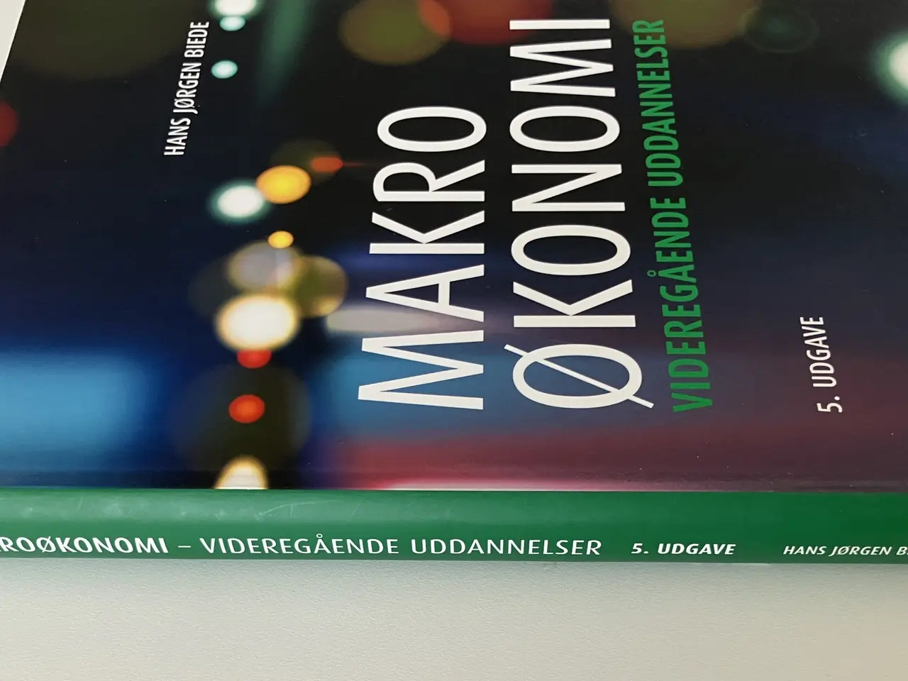 Billede 4 - Makroøkonomi - videregående uddannelser. Af Hans J