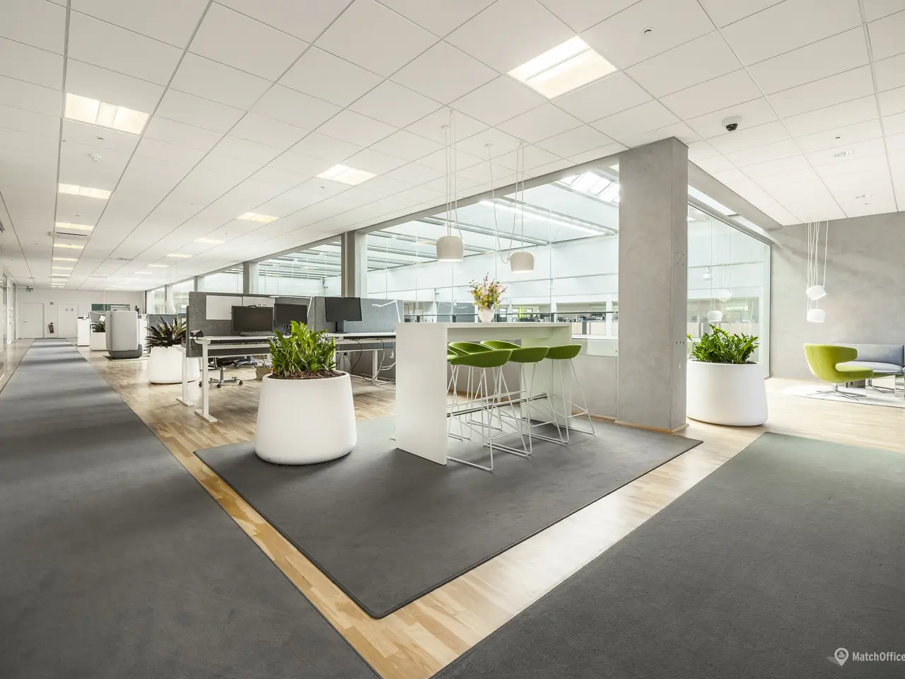 Billede 1 - Moderne kontormiljø med udsigt, dagslys og fleksible arbejdszoner