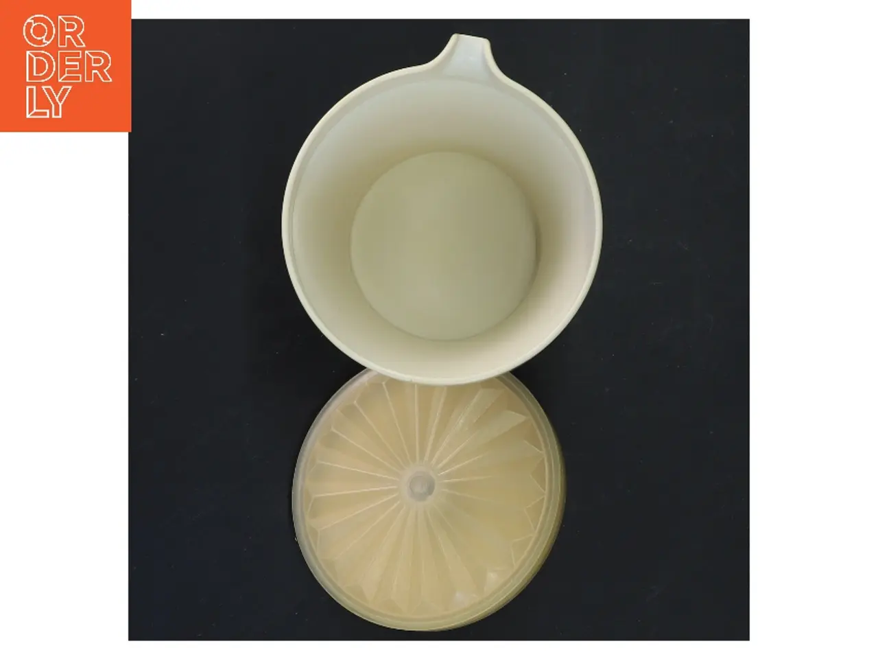 Billede 3 - Plastikkande med låg fra Tupperware (str. 9x10 cm)