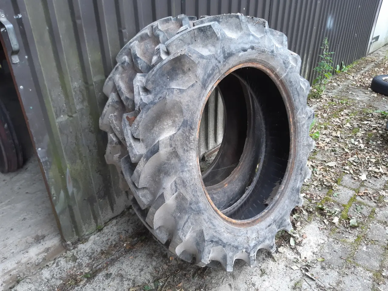 Billede 1 - Traktor. Dæk.