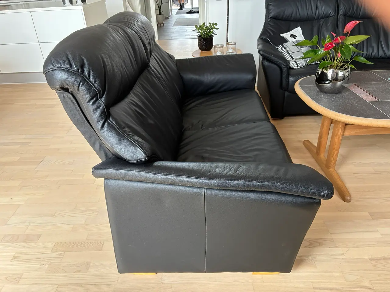 Billede 2 - To personers sofa i læder, meget velholdt !