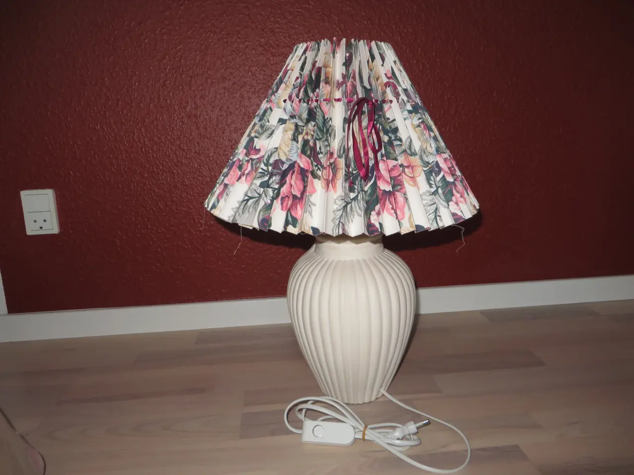 Billede 5 - Anden bordlampe Bordlampe hvid med blomstret skær