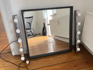 Spejl og lys til makeup station