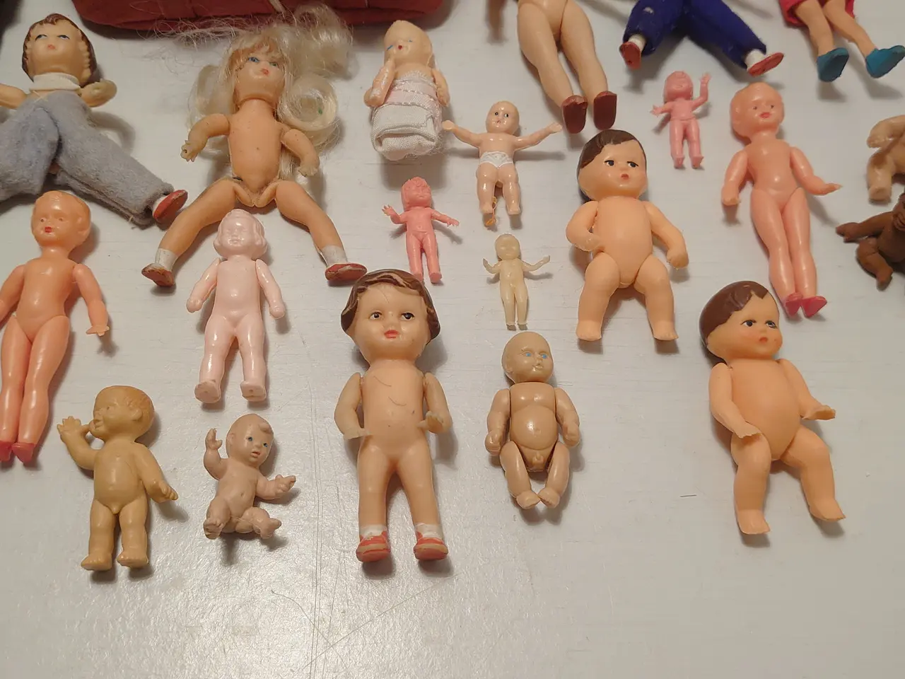 Billede 5 - 32 stk små vintage dukker samt dukkelift.