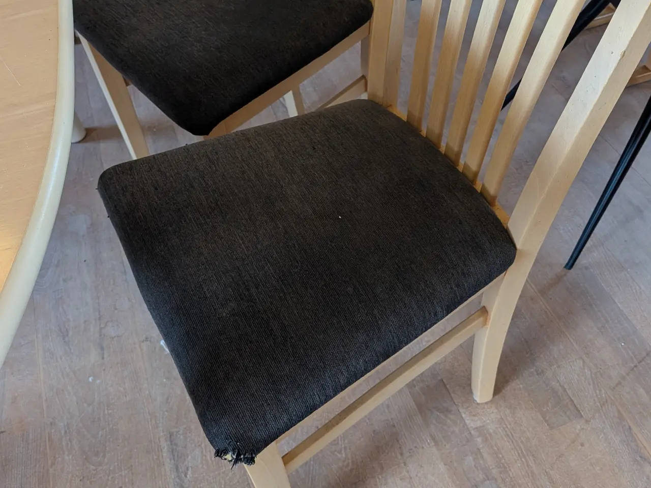 Billede 5 - Spisebord med 4 stole