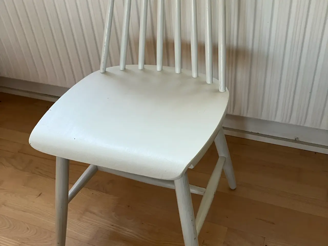 Billede 1 - Klassisk hvid pindestol