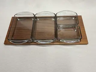 Smukt retro kabaretfad i teak og røgfarvet glas.