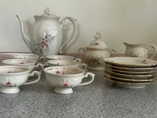 Antik dukkestel i porcelæn