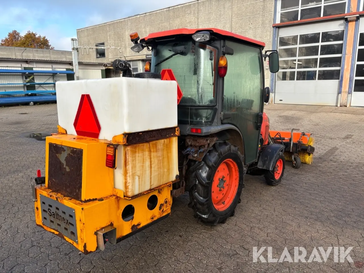 Billede 5 - Traktor Kubota ST371-C med kost og saltspreder