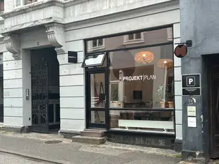 Højloftet butikslokale i Latinerkvarteret
