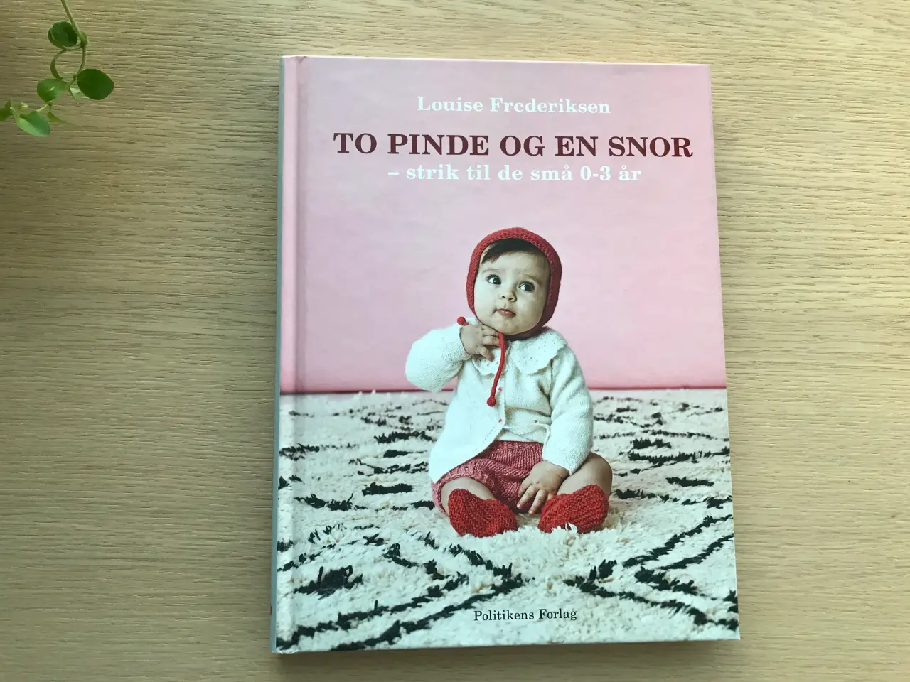 Billede 1 - To Pinde Og En Snor - strik til de små 0-3 år