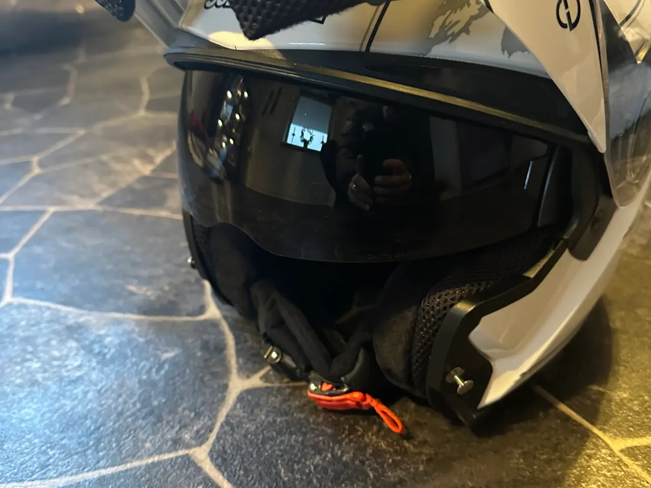 Billede 2 - Styrthjelm mærket Schuberth. C3