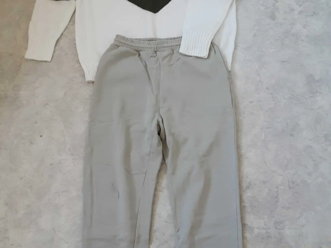 Billede 1 - Joggingbukser og strikbluse sæt. Str. 36.- 40.