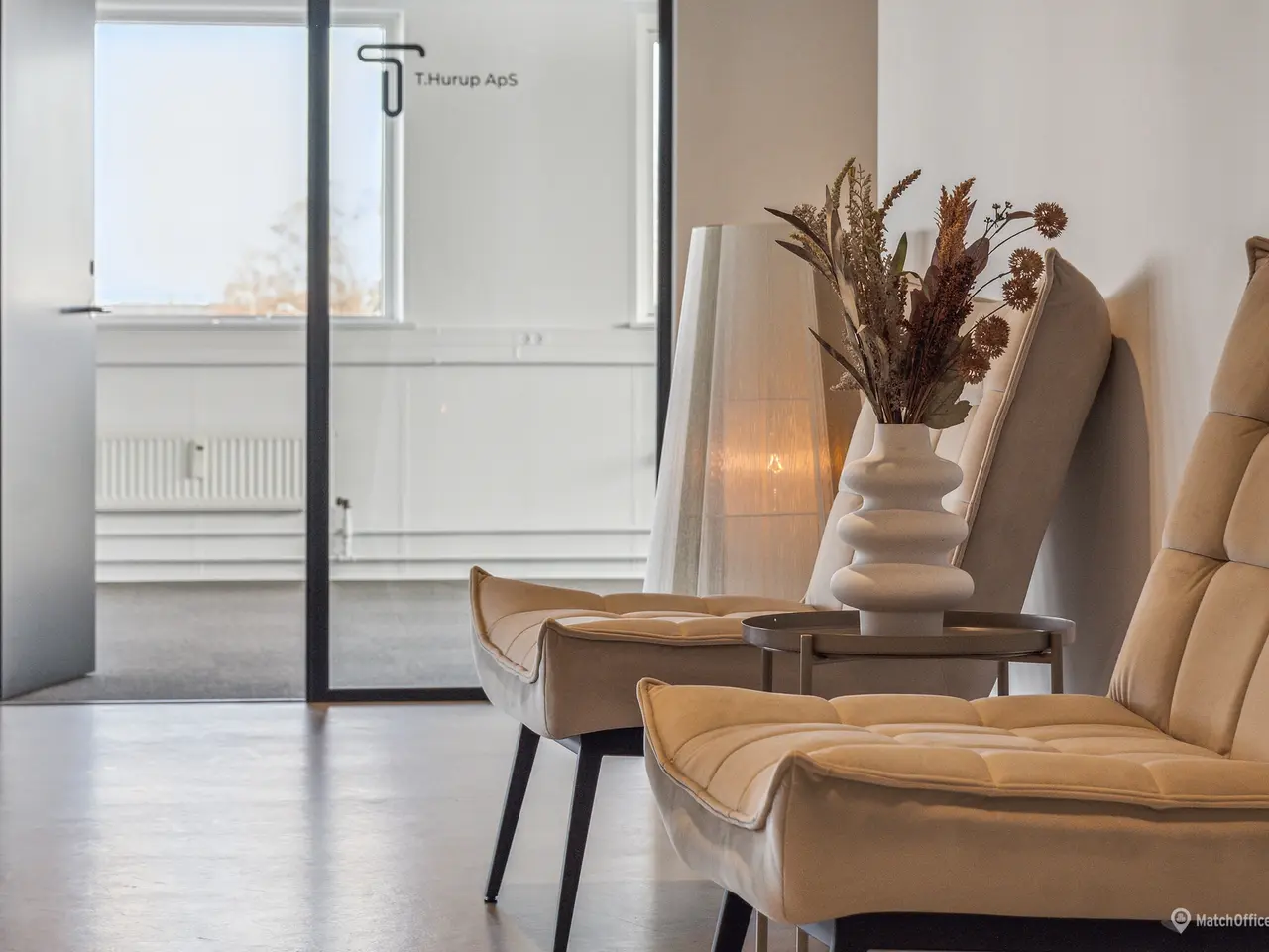 Billede 6 - Moderne. lyst kontor og råt indrettet mindre lager