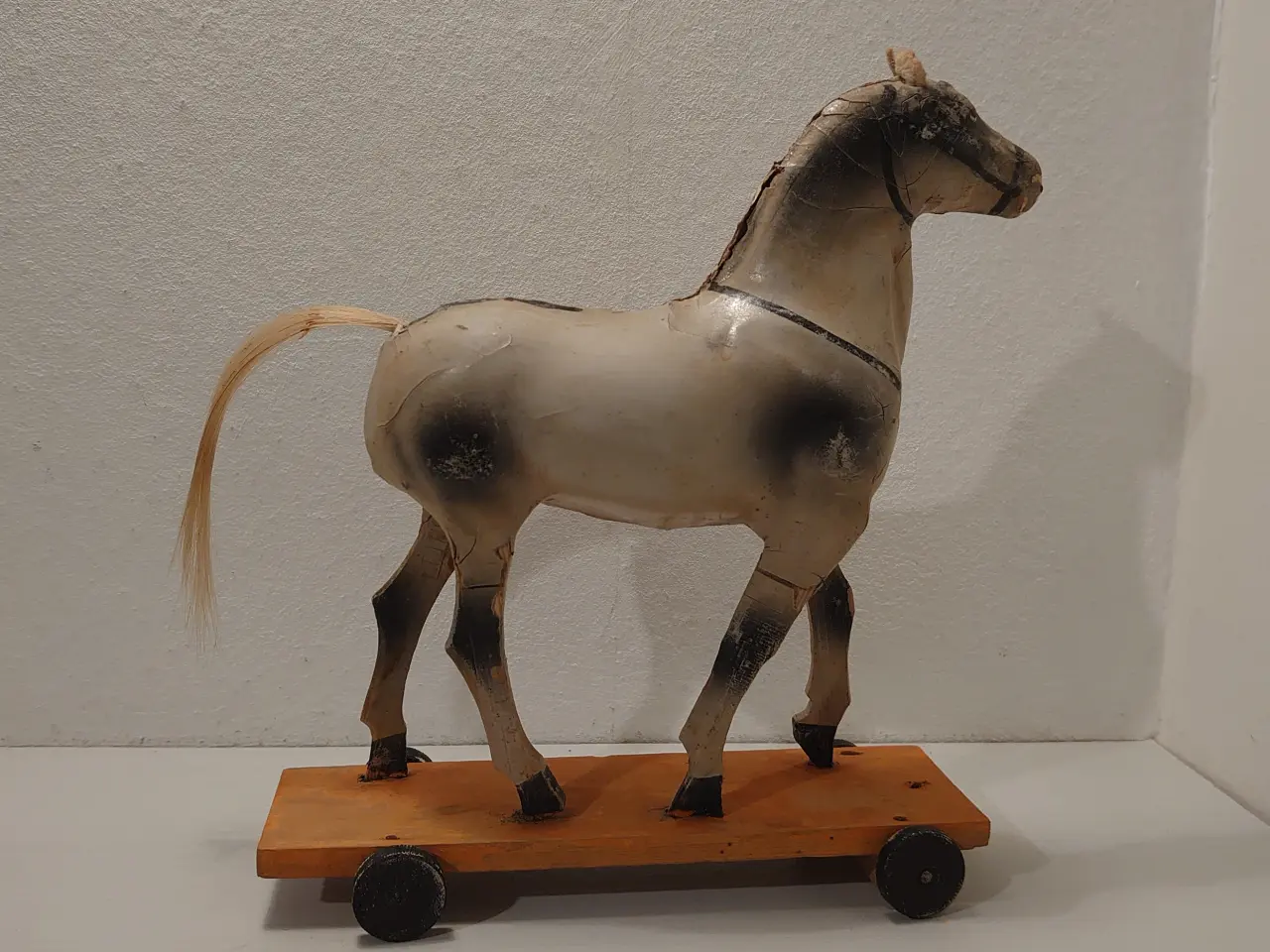 Billede 3 - Gammel sjælden stor hest i træ og papmache.
