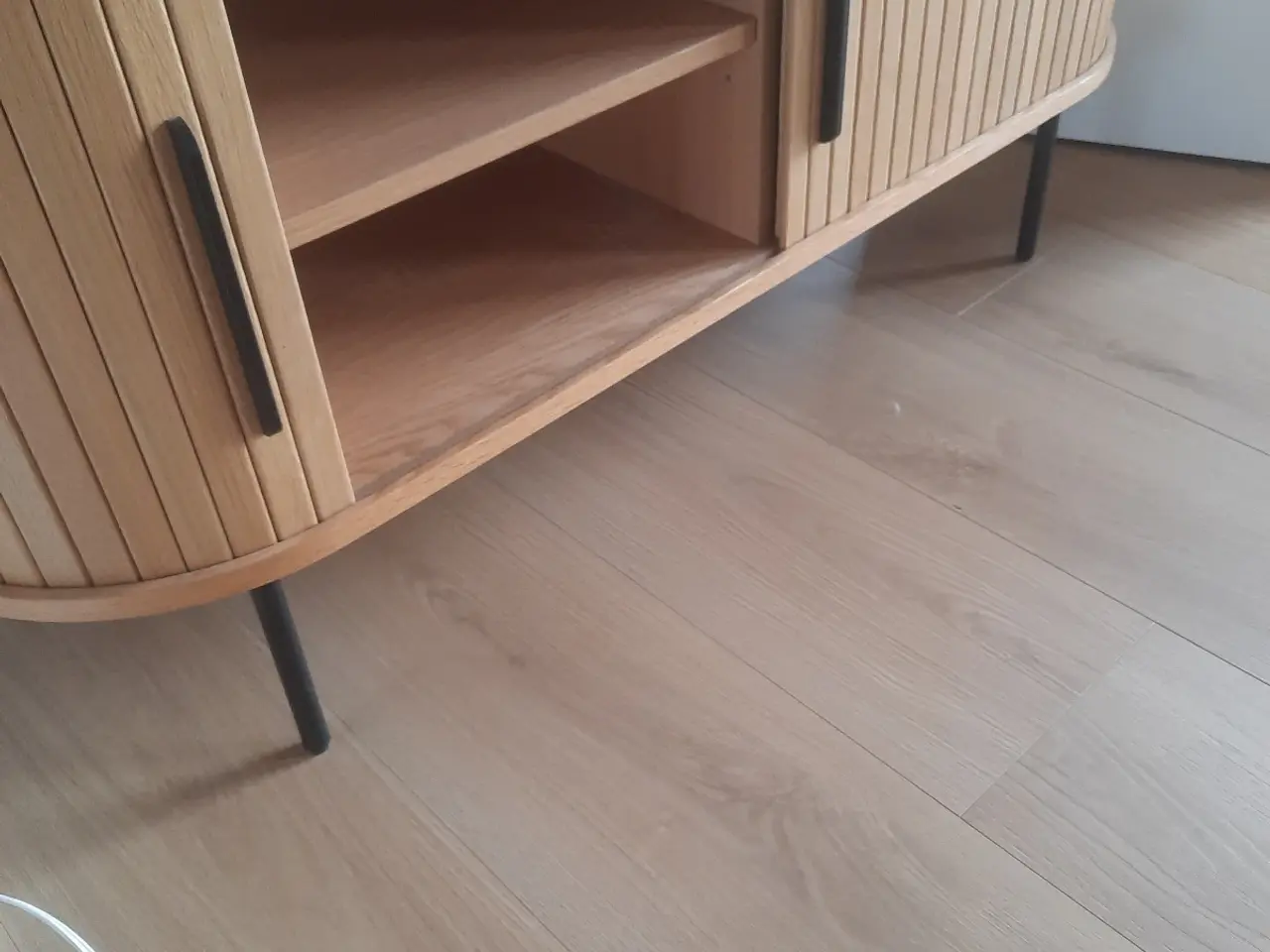 Billede 3 - Flot egetræ s skænk.