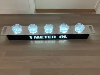 Øl serverings bræt med led lys og håndtag.