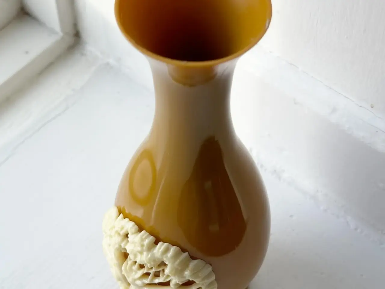 Billede 5 - Vase, sennepsgul plast m plastrelief