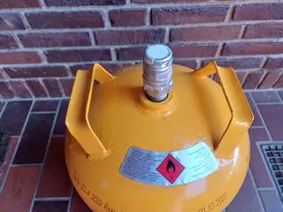 2 stk. 11 kg gasflaske – nye og stadig plomberet