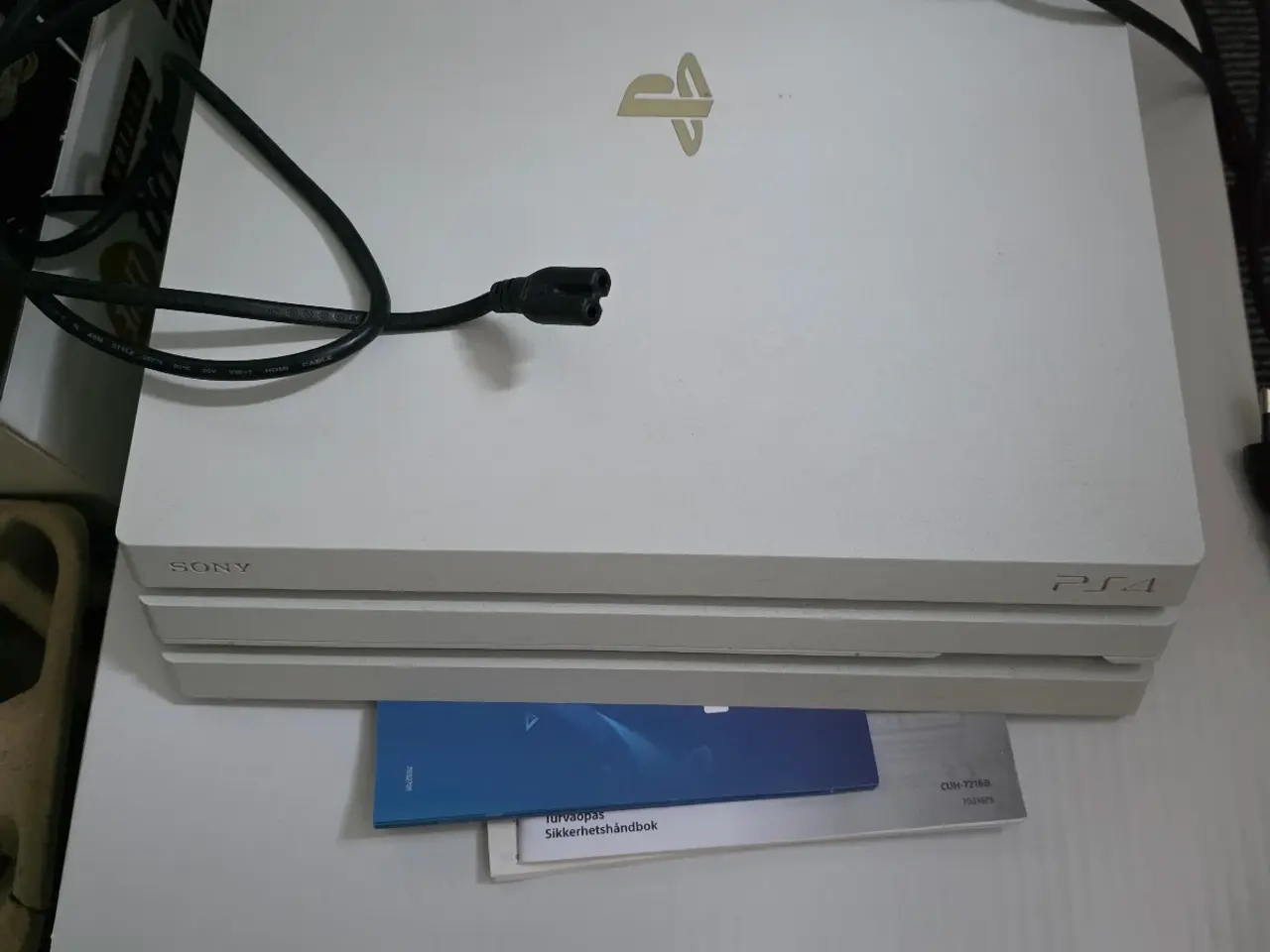Billede 1 - Hvid Playstation 4 pro med 2 controller og guitar