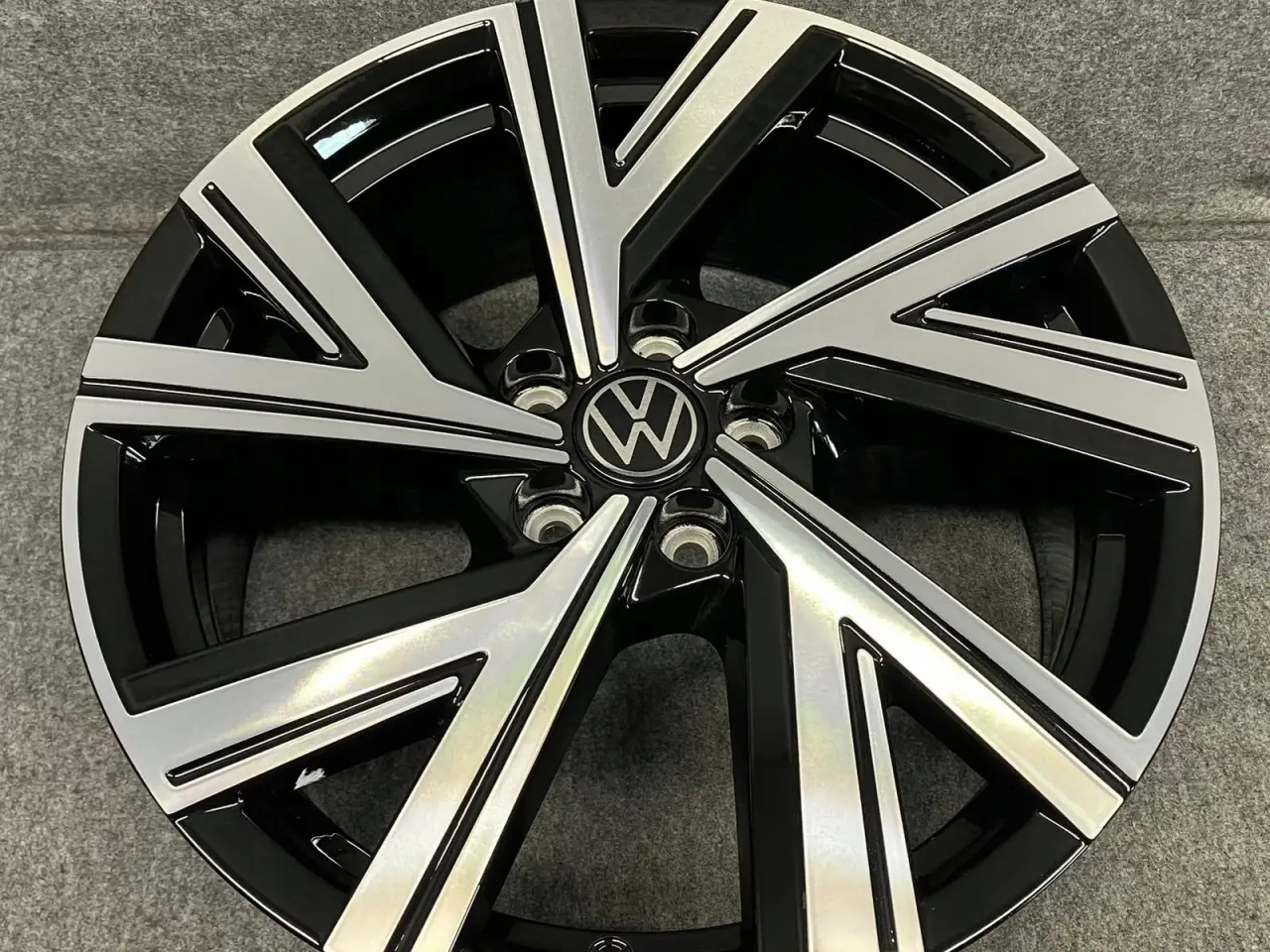 Billede 2 - ALUFÆLGE VW POLO BERGAMO 2G0 17"