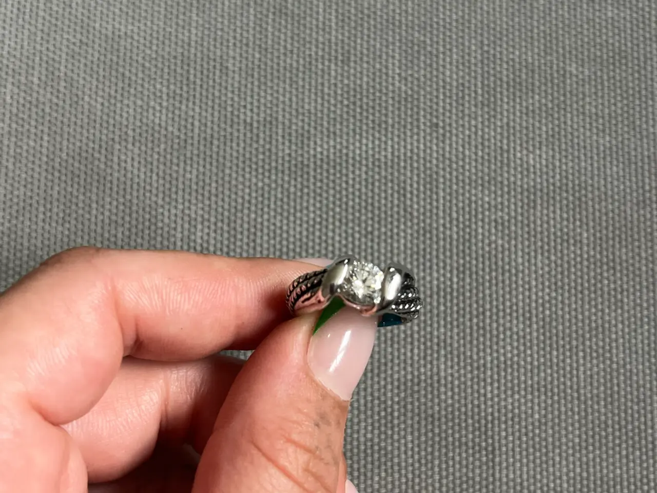 Billede 2 - Sølvfarvet ring med sten og flet
