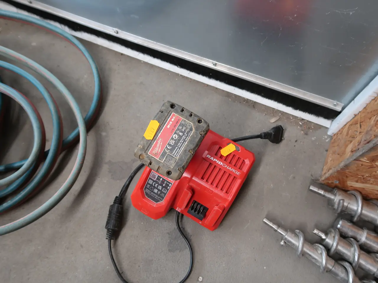Billede 2 - Batteri og lader MILWAUKEE