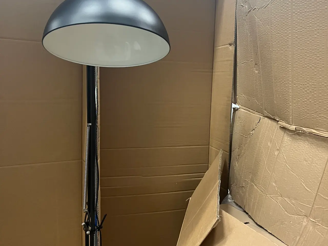 Billede 2 - Stor stander lampe/ gulv lampe i metal sort