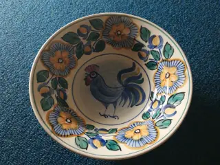 Polsk fajance med motiv blomst og hane.