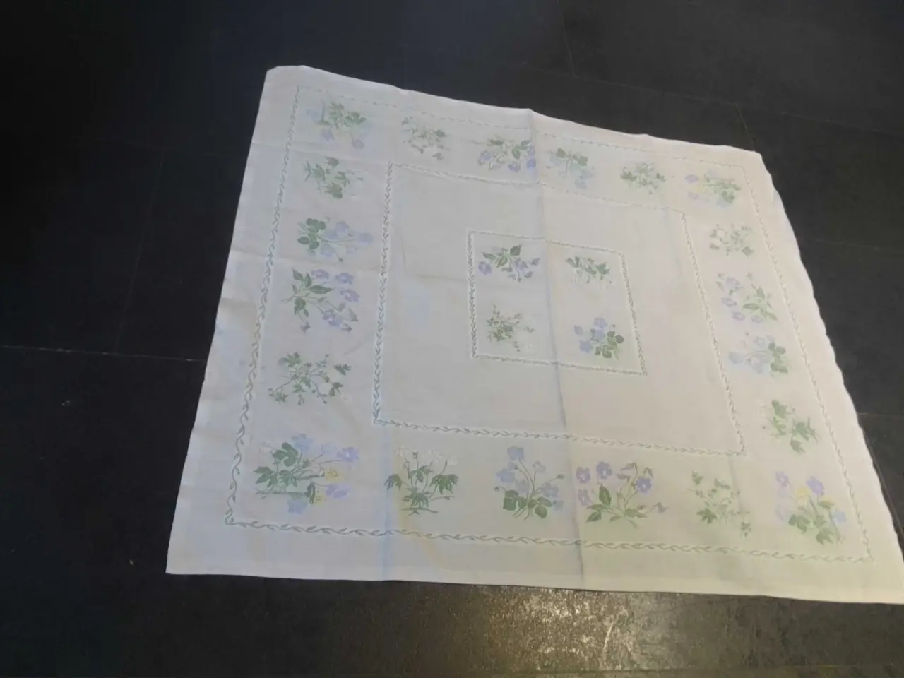Billede 7 - Yndig dug med Flora Danica motiver