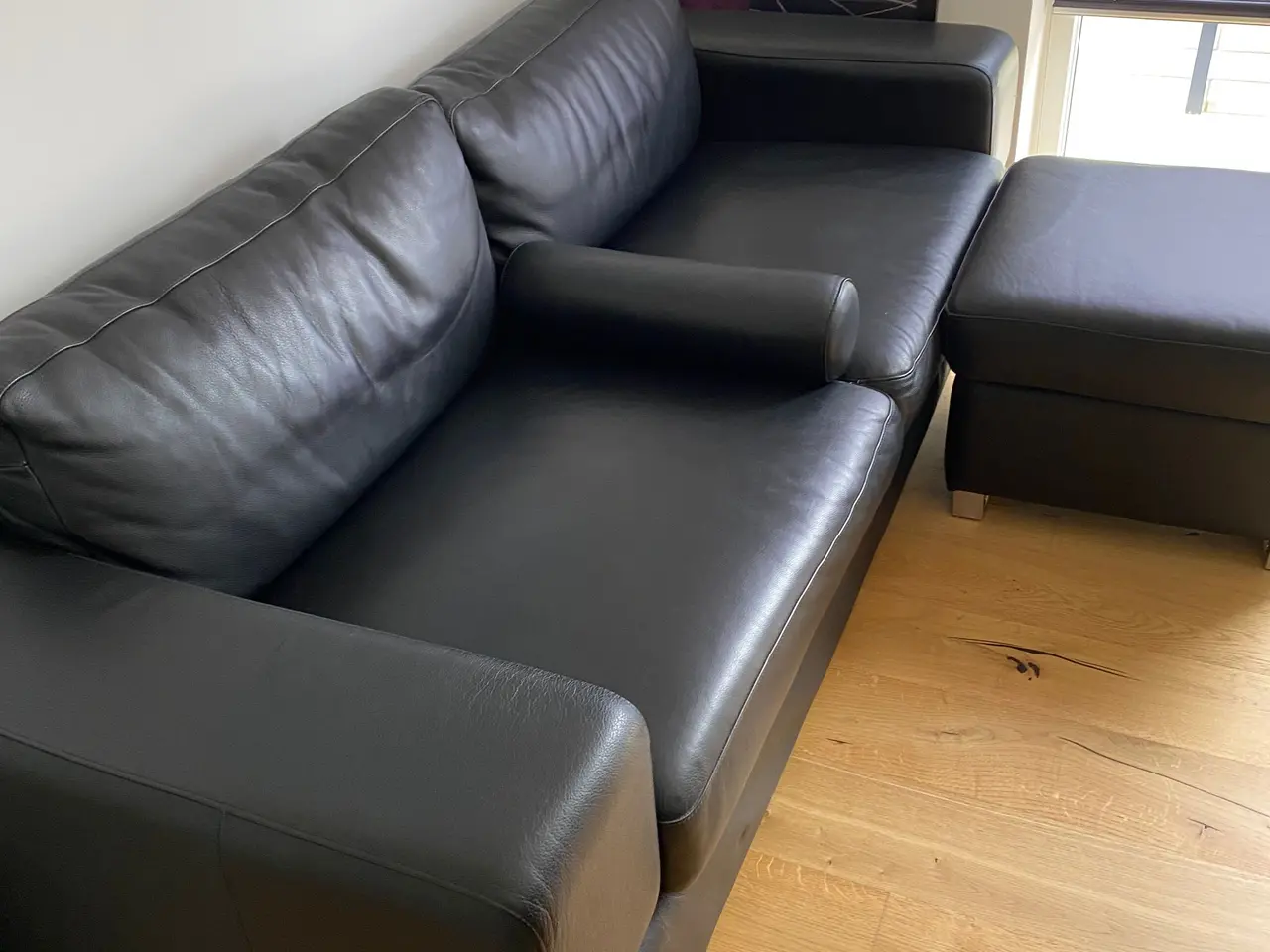 Billede 2 - Flot og komfortabel lædersofa i sort læder.