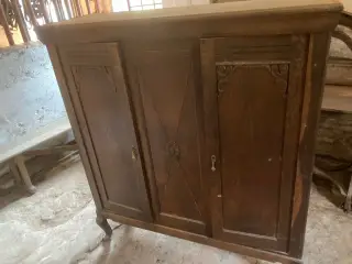 Dækketøjsskab