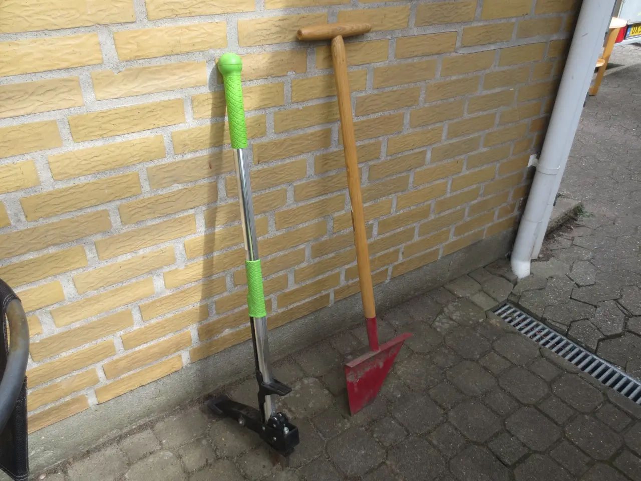 Billede 1 - 1 stk Lysbro kantskærer og en stk Mælkebøttefjerne