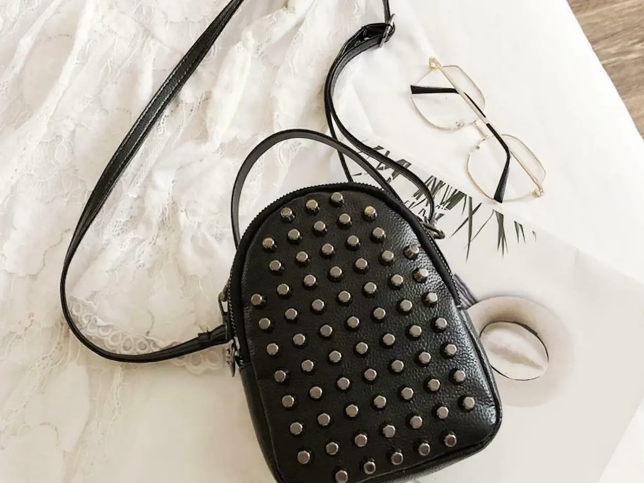 Billede 1 - Skuldertaske /Handbag med pyntelige nitter