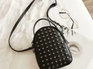 Skuldertaske /Handbag med pyntelige nitter 
