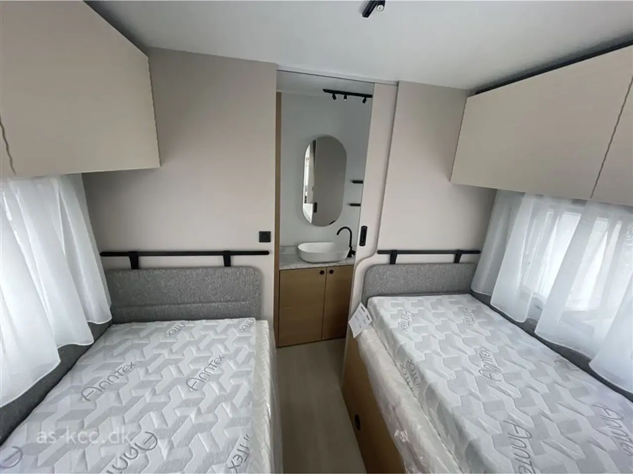 Billede 21 - 2026 - Adria Adora 572 UT   Adria Adora 572 UT Årg, 2026 4 sovepladser, 5 siddepladser, enkeltsenge og toilet og bad i bagenden