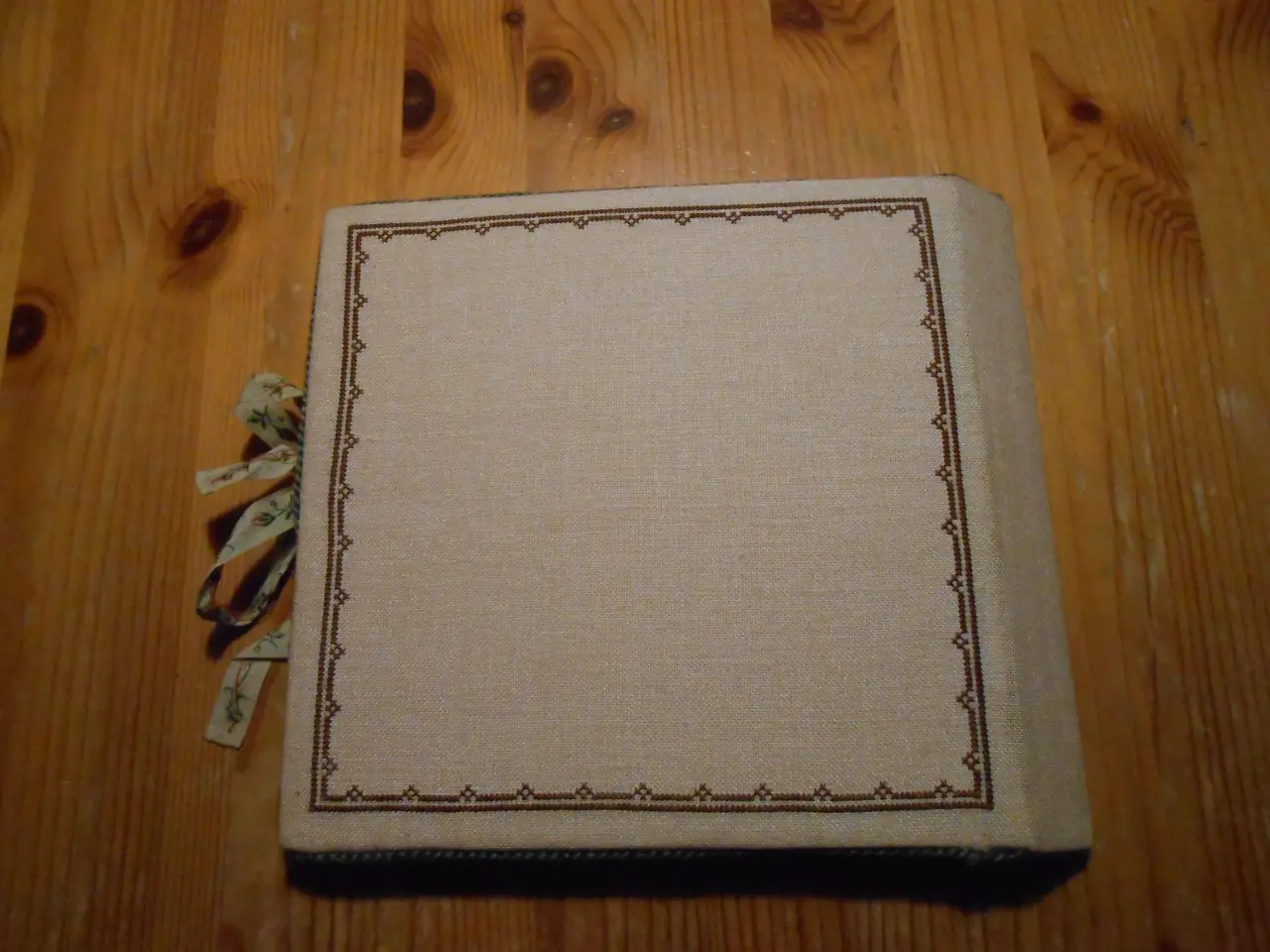 Billede 2 -  Broderet gemmemappe til