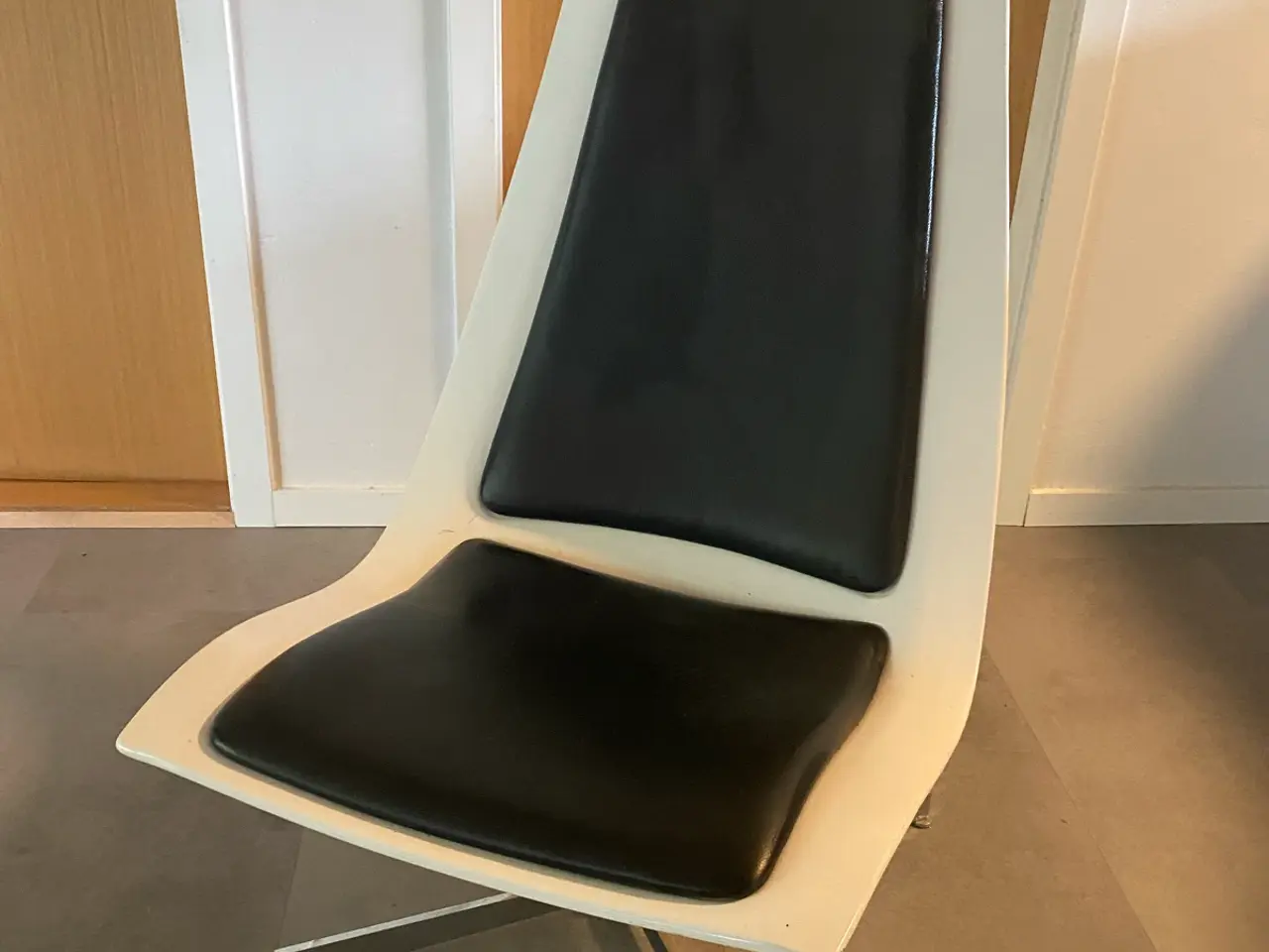 Billede 1 - Designerstol hvid skalstol med læder