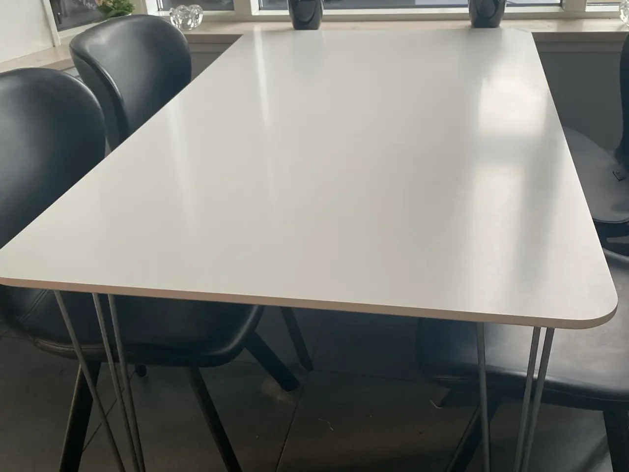 Billede 2 - Hvidt spisebord med stålben