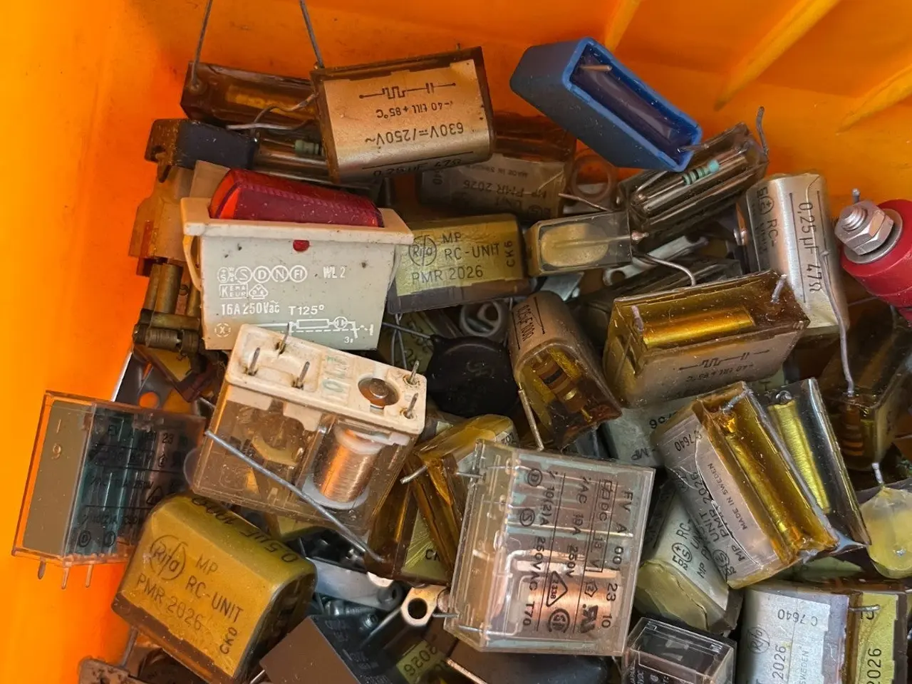 Billede 7 - Vintage Electronics Grab Box – RC Snubber Units,