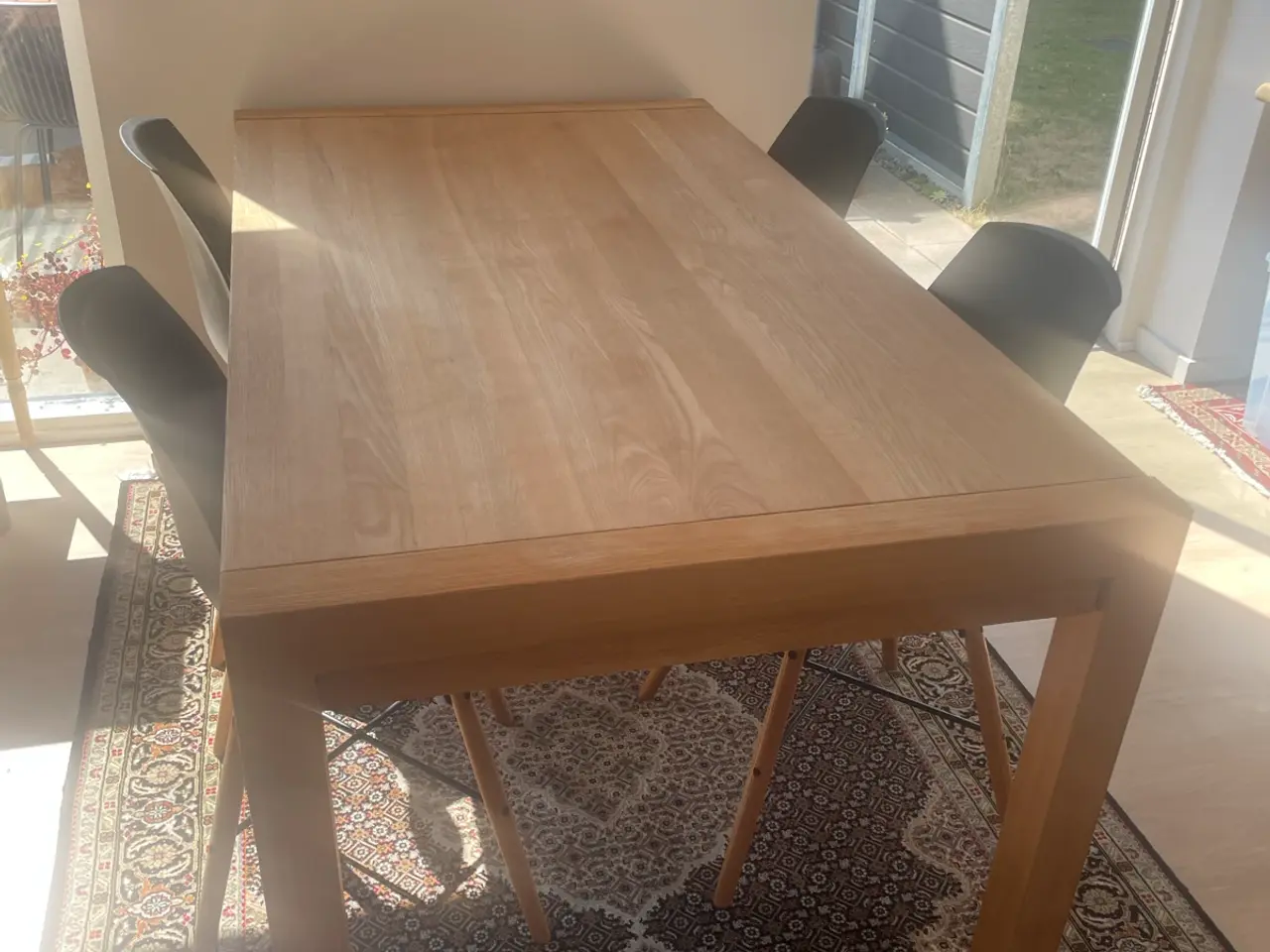 Billede 4 - Lækkert massivt bord i egetræ