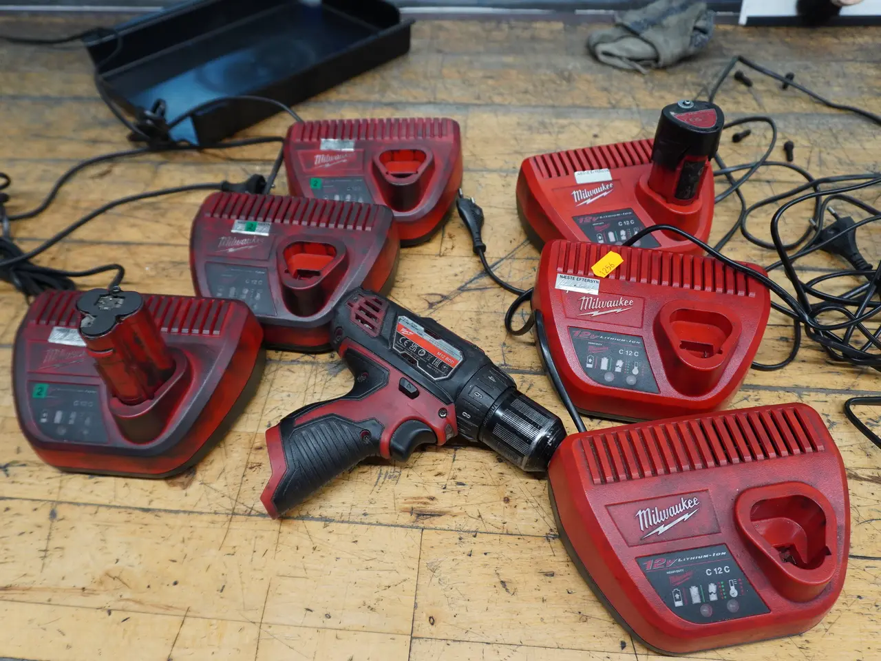 Billede 1 - Skruemaskine MILWAUKEE samt ladere og batterier