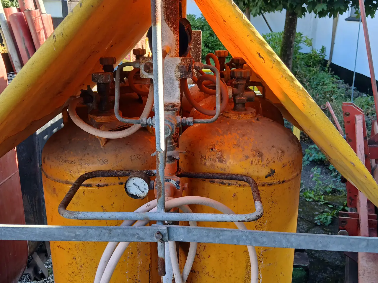 Billede 2 - 6 stk. 33 kg. gasflasker i stativ m. overdækning