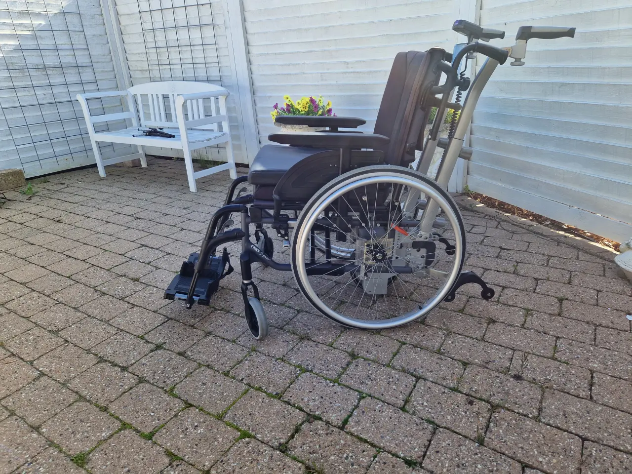 Billede 3 - Invacare kørestol let brugt.