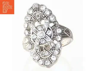 Dekorativ fingerring med klare sten (str. Ø 52 cm)