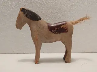 Fængselslegetøj: Træ hest, L 12 og H 12.5cm.