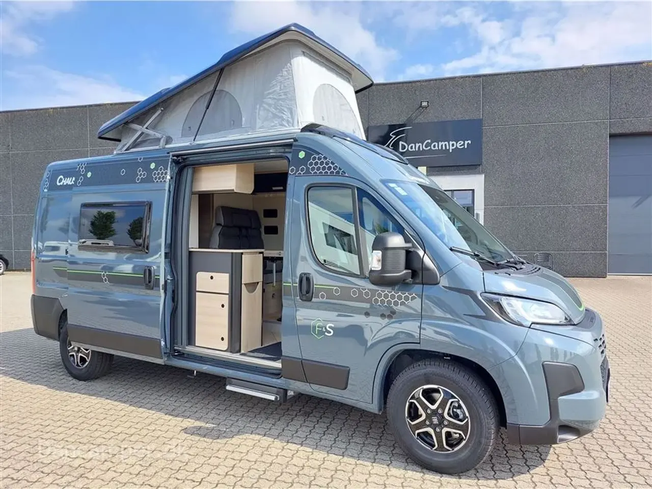 Billede 1 - 2025 - Chausson F&S Line    TILBUDSPRIS kr. 931.800,- SPAR kr. 21.600,- Van som familiecamper med 5 selepladser, pop-up og masser af sovepladser på kun 5,99 m længde.